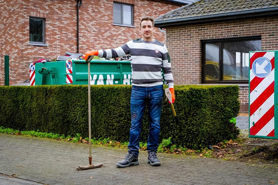 Andy Peelman helpt een verwaarloosde woning leeg te halen. De geur van rottende voedselresten krijgt hij er gratis bij.