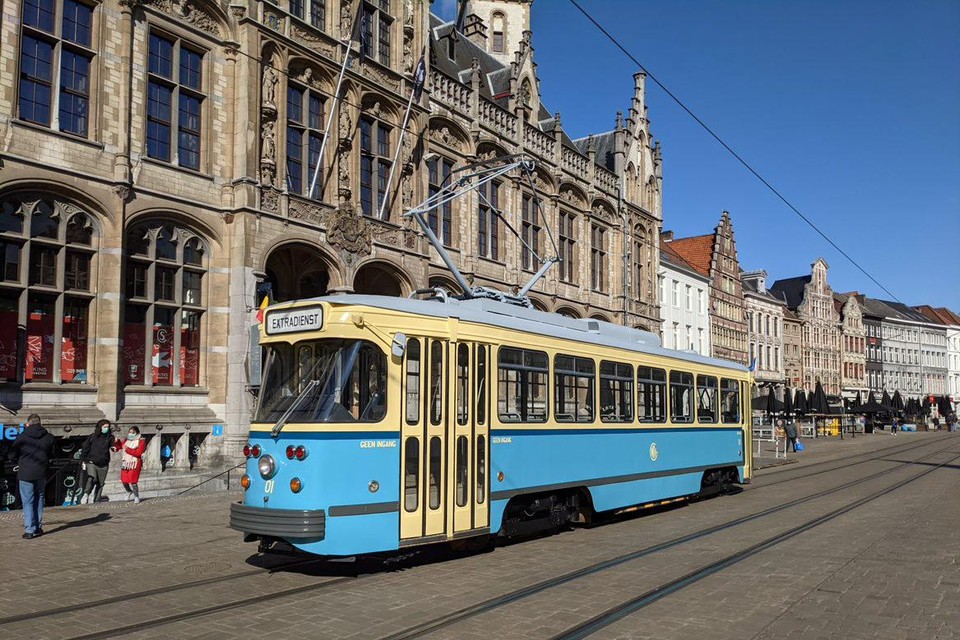 Al enkele jaren niet meer gezien: een oude PCC-tram op de Korenmarkt. Volgende zaterdag rijden er zo vier door Gent.  