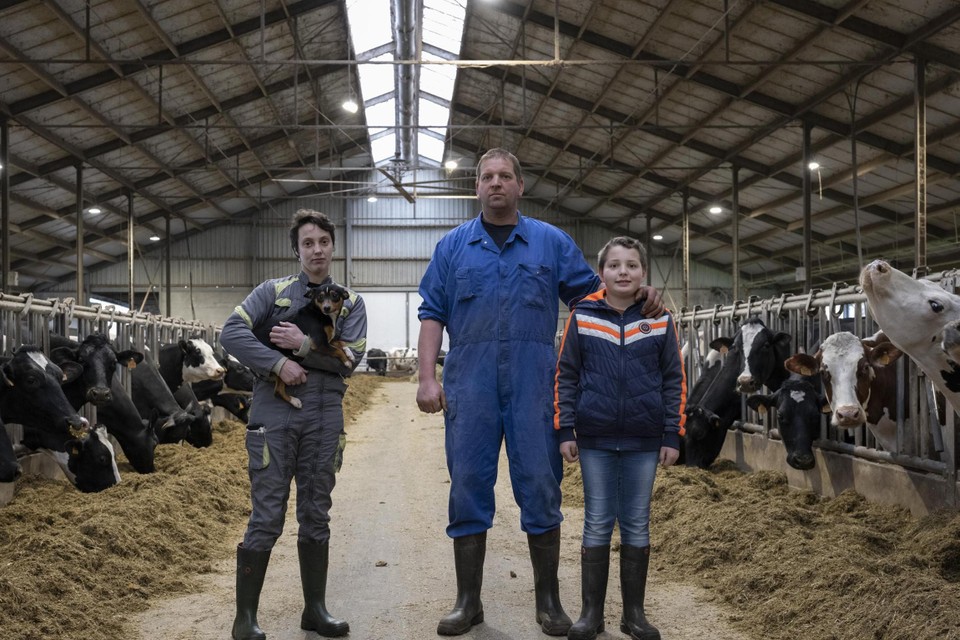 Nicky Van Otten (links) baat samen met haar man Thomas Vercammen en zoon Kobe een veebedrijf uit in het Turnhouts Vennengebied.