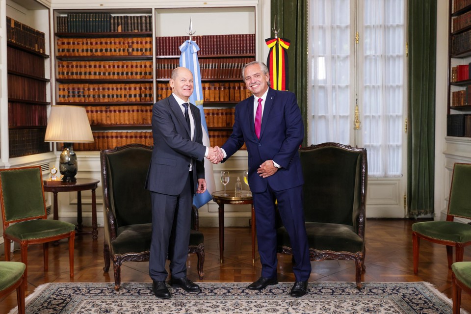 Duitse bondskanselier Olaf Scholz (r) en de Argentijnse president Alberto Ángel Fernández (l)