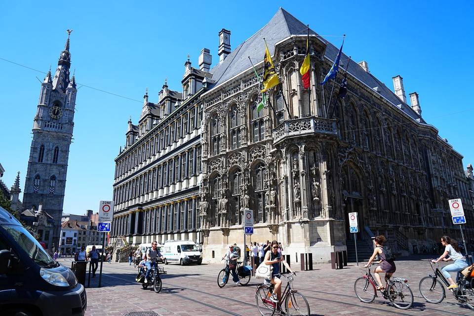 Hoe het verder moet met de renovatie van het Gentse stadhuis, weet voorlopig niemand. 