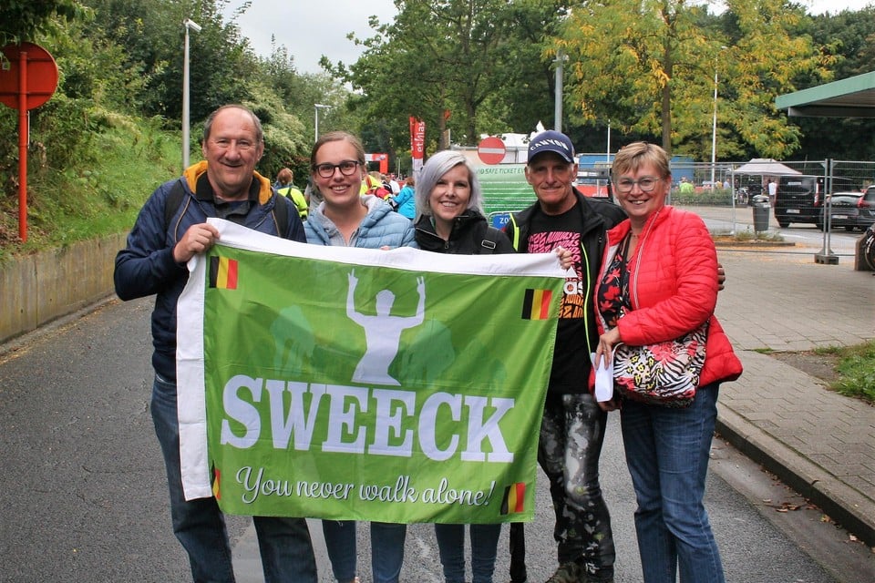 Melissa en Luc Verlinden uit Kontich (midden en tweede van rechts op foto) komen al voor de tweede keer naar de Rapencross. Maar iedereen knuffelen zien ze nog niet zitten.