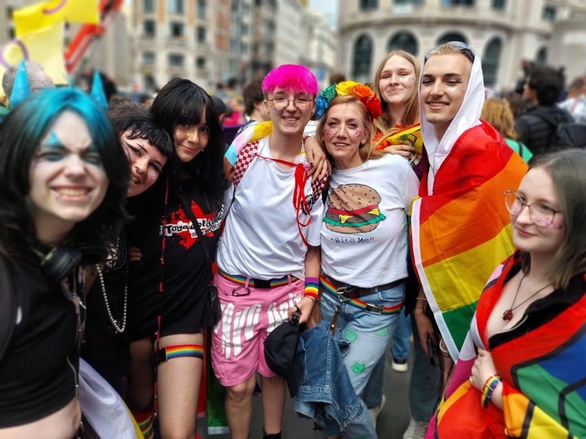 Maxime walks with her friends in the Pride.