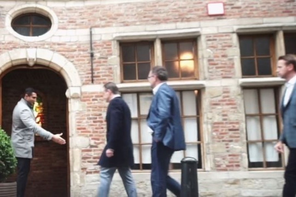 In het filmpje van Apache is te zien dat Bart De Wever, Koen Kennis, kabinetschef Philippe Beinaerts en OCMW-voorzitter Fons Duchateau op het feestje arriveerden 
