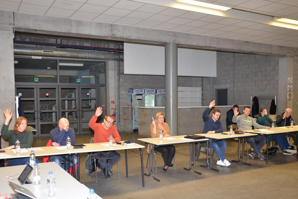 Alle oppositieleden stemden mee met Veronique Lenvain (midden), raadslid Vlaams Belang.