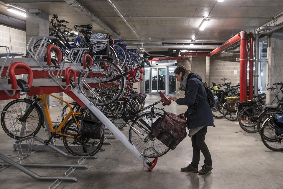De NMBS wil reizigers laten betalen die hun fiets voor langere tijd achterlaten in een fietsenstalling  aan het station. 