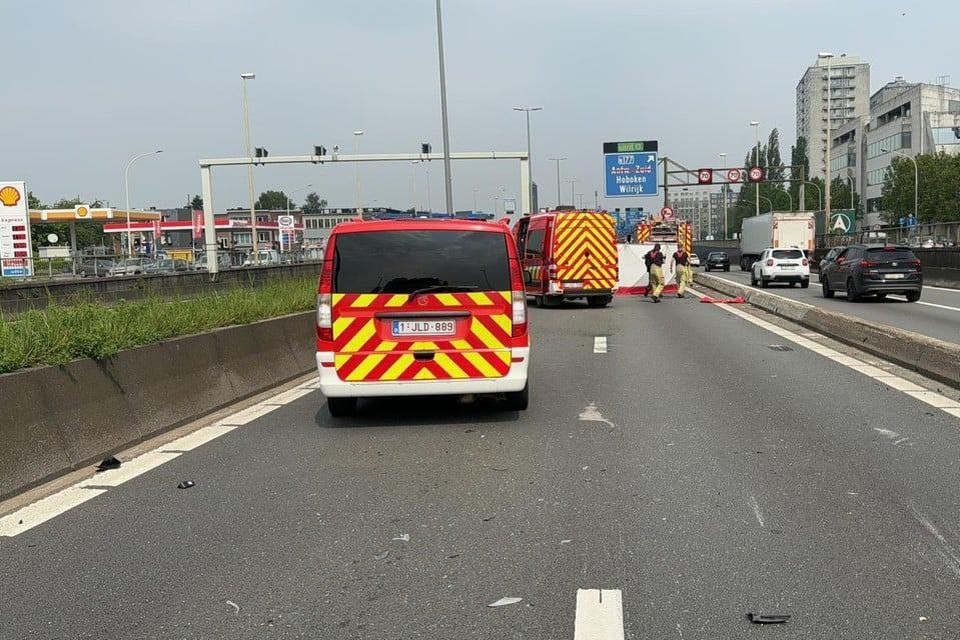 In Wilrijk is de Jan de Vostunnel volledig afgesloten na een ernstig eenzijdig ongeval.