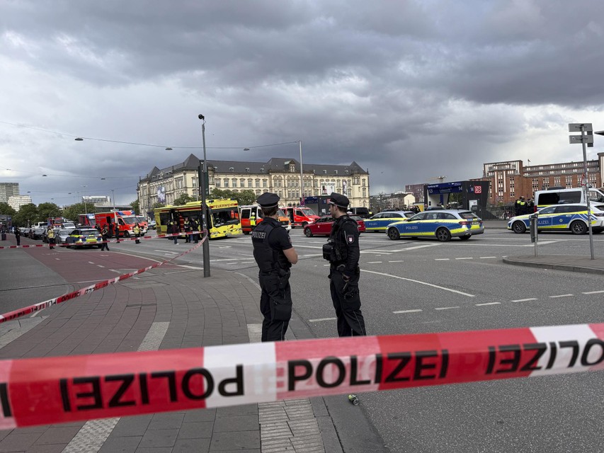 Twaalf gewonden en vrouw (39) opgepakt na mesaanval in station Hamburg: “Ik hoorde mensen gillen en zag ze dan weglopen” | Het Nieuwsblad Mobile