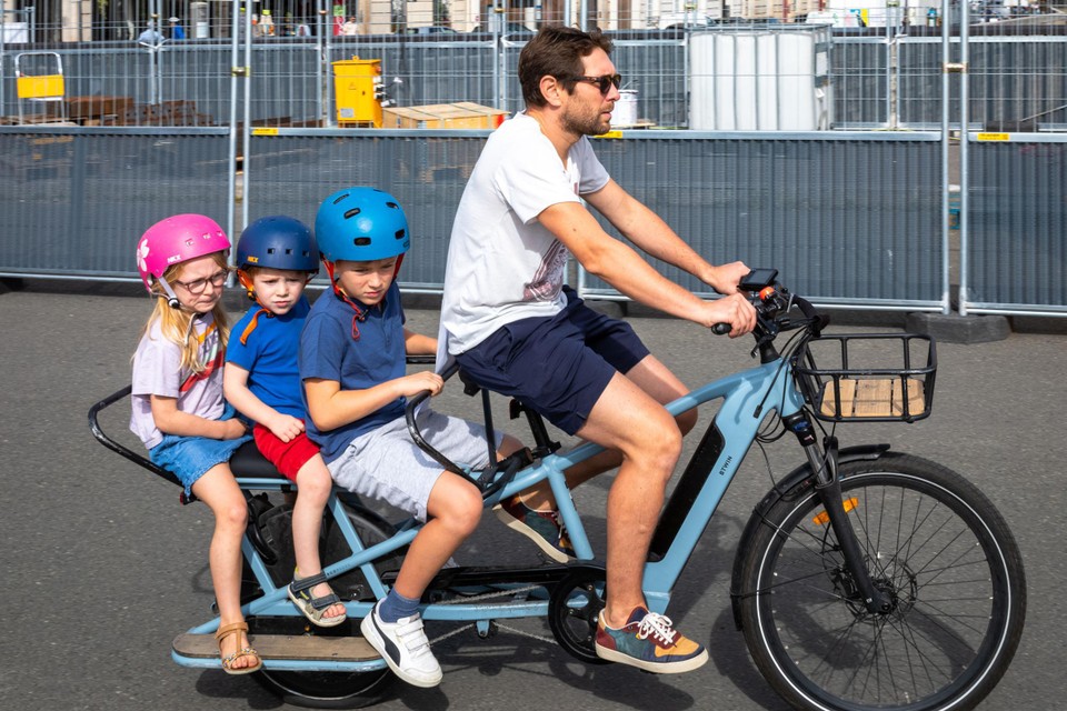 Met een elektrische longtailfiets vervoert u zowat het hele gezin, maar blijft u vlot door het verkeer laveren.