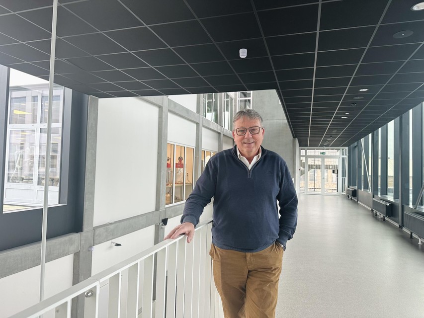 Zestiger Jean-Paul Deledicque is fier om nog steeds les te geven in de hypermoderne campus van het VTI Brugge.