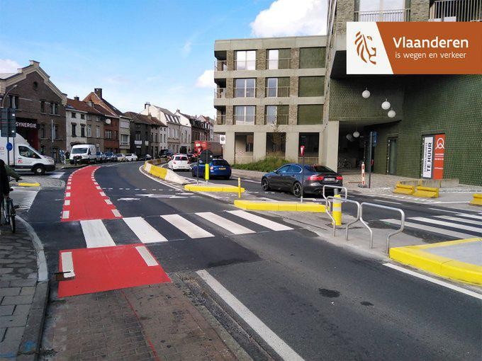 Een rood fietspad, vers geschilderde zebrapaden en gele markeringen: een nieuwe oversteek van de R40 aan Dok Zuid is klaar.