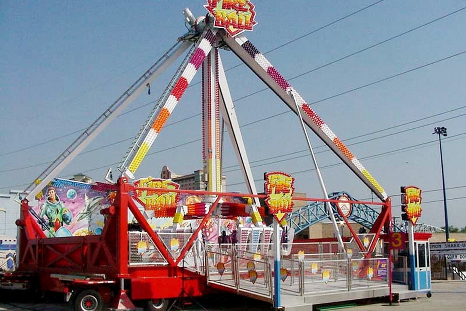 Make rides. KMG аттракцион. Fireball аттракцион. KMG XXL Ride.