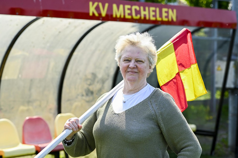 KV Mechelen heeft het niet makkelijk in de Super League, maar toch is voorzitster Marie-Paule De Bell trots op haar ploeg. “Ik zie de meisjes elke week beter spelen.” 