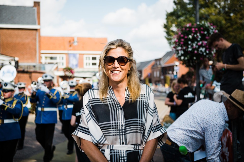 Minister Annelies Verlinden thought the cars were phenomenally beautiful. She participated in the flower parade for the first time.