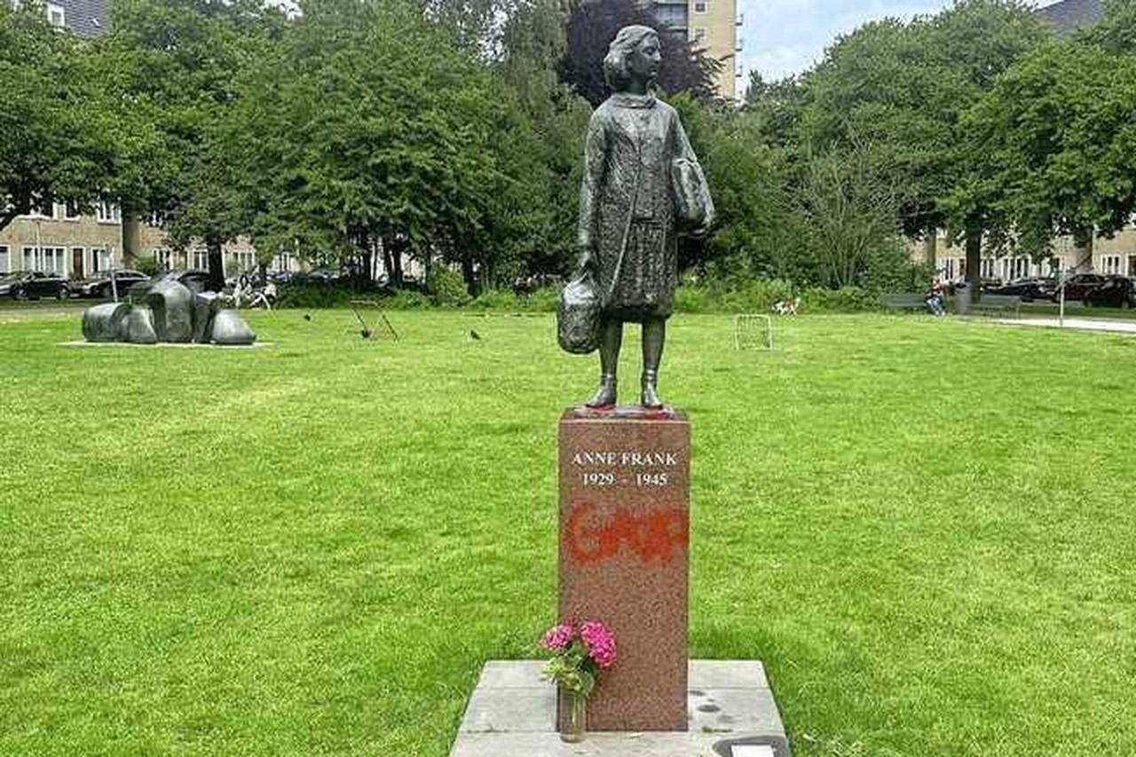 Standbeeld Anne Frank In Amsterdam Beklad Met Rode Verf Hier Is Geen Palestijn Mee Geholpen