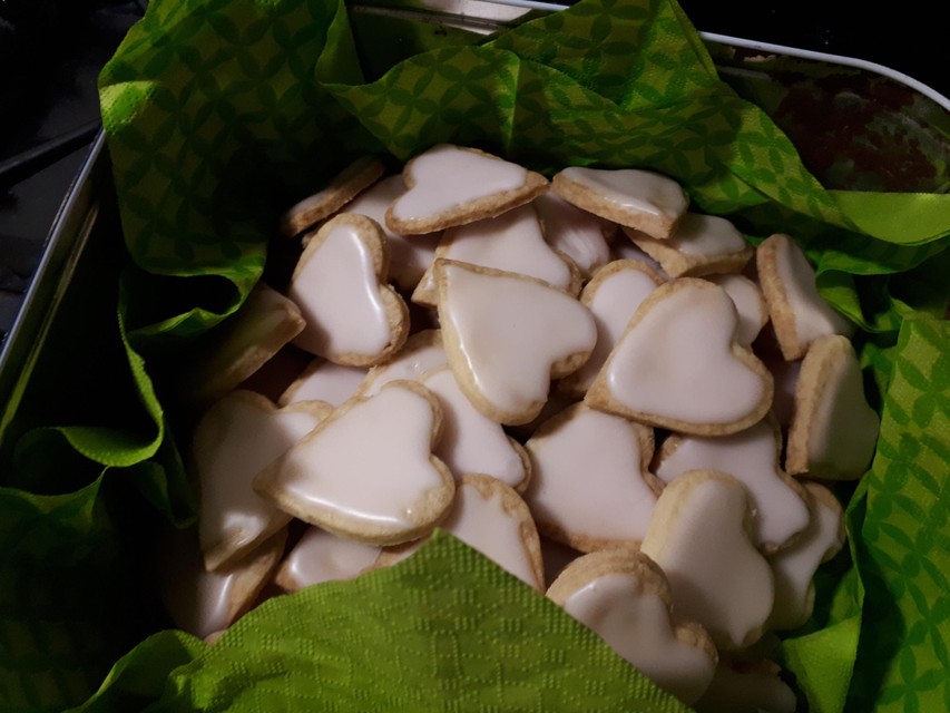 Groen Kasterlee deelde op Valentijn passende koekjes uit aan het station van Tielen.