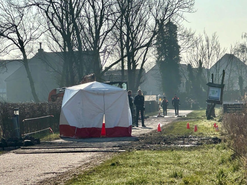The public prosecutor sent a law doctor and the lab on site for further research.