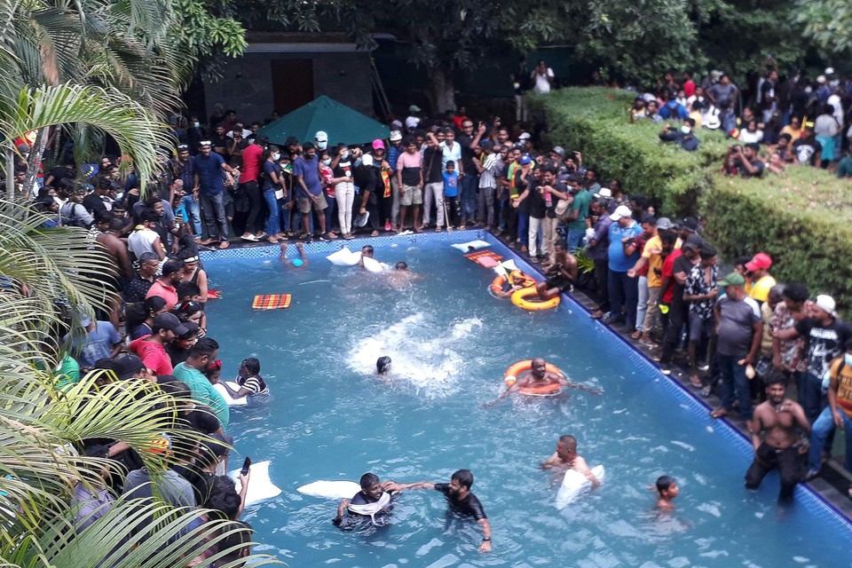 Betogers nemen een duik in het presidentiële zwembad. 