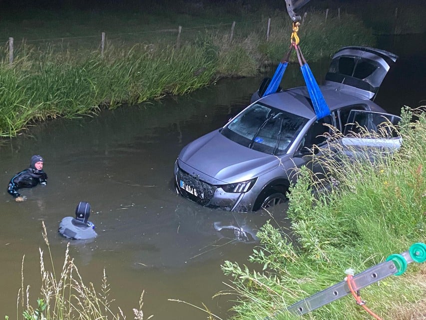With the help of a few divers from the fire brigade, the car could be hoisted on the dry service by the hoisting service.