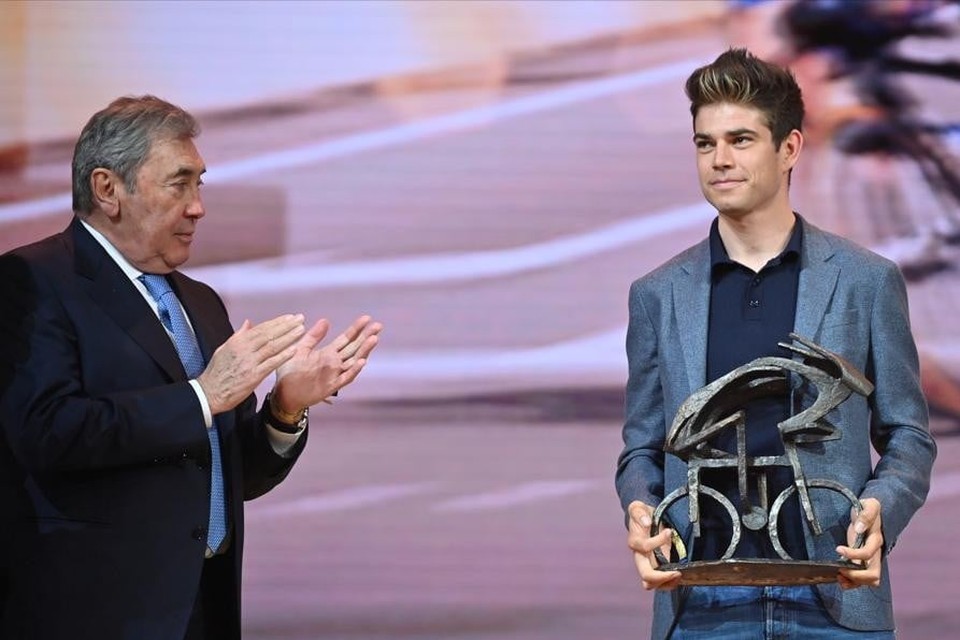 Eddy Merckx gaf de Trofee van Nieuwsblad Flandrien aan Wout van Aert.