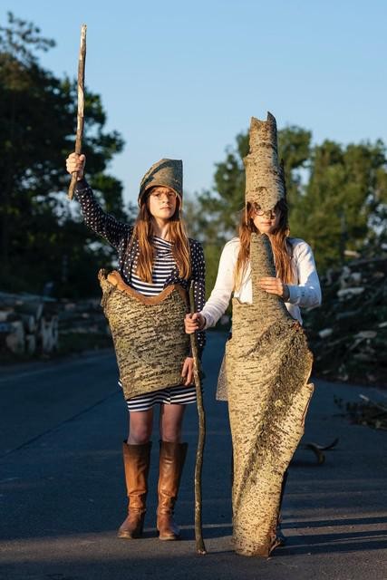 De dochters van de fotograaf trekken in gepast uniform ten strijde tegen de bomenkappers. 