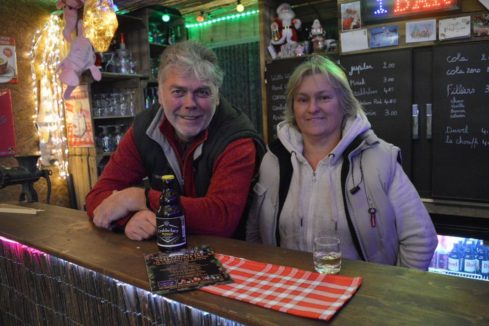 Heinz Van Parys (55) en Hilde Morel (54) verwelkomen iedereen in hun Verlicht Kersthuisje. 
