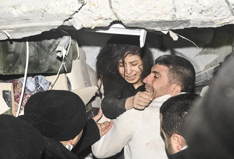 De 17-jarige Hulya Irem werd na vele uren uit een appartementsgebouw gered.