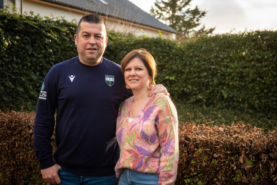 Vissenaken-coach Kris Deldime met zijn partner thuis in Wommersom.