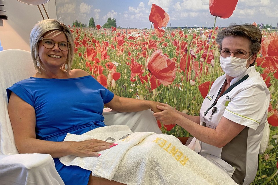 Sabien Cauwenberg krijgt een verwenmassage van Tinne Hendrickx.