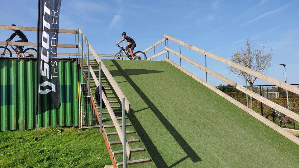 In het parcours werden twee containers geïntegreerd.