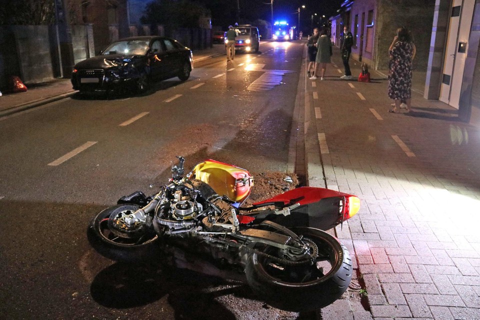 De motorrijder werd zwaargewond naar het ziekenhuis gebracht. 
