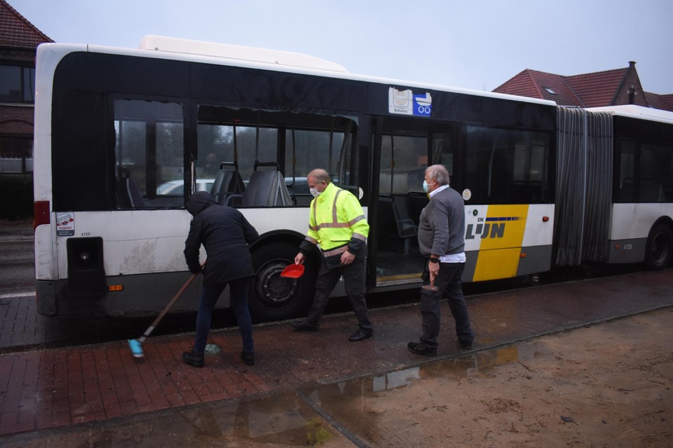Zwakheid Wakker worden ei Vrachtwagen vernielt zijruit De Lijn-bus bij het afdraaien (Mol) | Het  Nieuwsblad Mobile