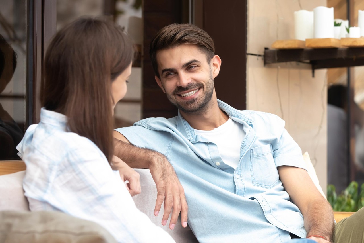 Zo leer je flirten met tips waar je op moet letten en een barman die vooral ziet hoe het niét