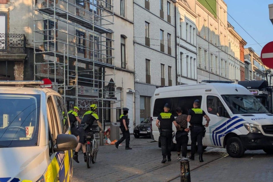 Police holds major action against nuisance in Antwerp: Streets closed, several people arrested (Antwerp 2060)