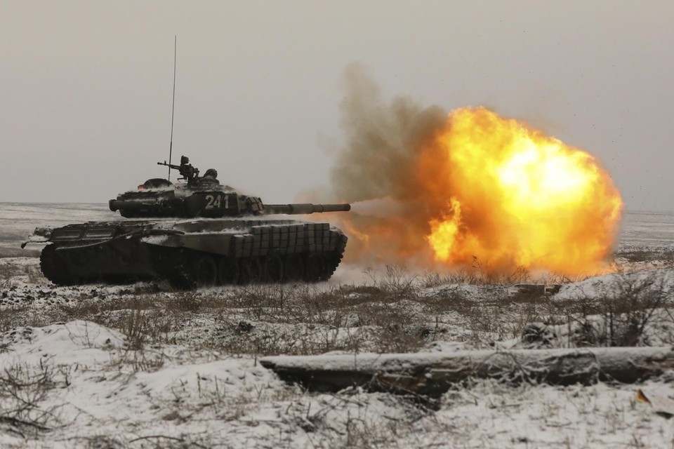 Russische tanks oefenen vlak bij de Oekraïense grens. Als er een invasie komt, verwacht men er een die beperkt zal zijn en vooral zal dienen om de Russischsprekende opstandige gebieden te versterken.  
