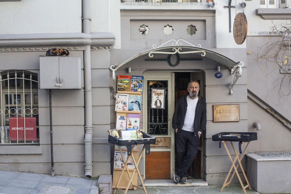 Nar bij zijn boekenwinkel in Izmir.