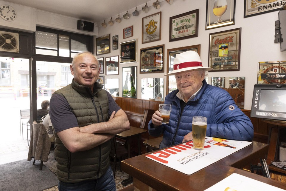 Paul De Groote en Philippe Van Moffaert aan de toog van café Monico in Knokke.
