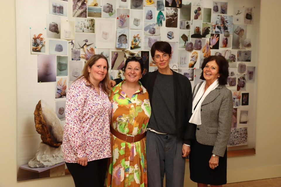 Kunstenares Stephanie Lamoline (tweede van rechts) stelt momenteel haar werk tentoon in het Sint-Annakasteel.