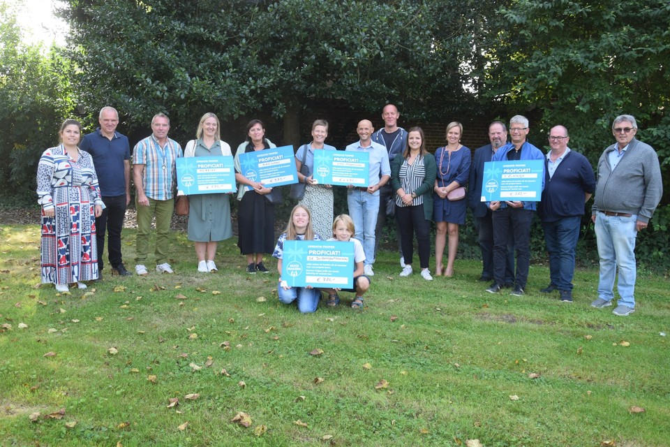 Vertegenwoordigers van vijf bekroonde scholen mochten op de foto met de notabelen van de gemeente.