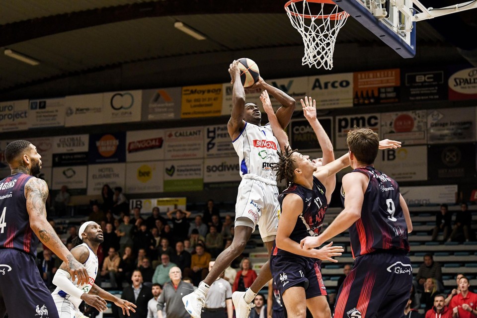 Ook debutant Jordan Harris (wit) kon de Mechelse nederlaag niet voorkomen.