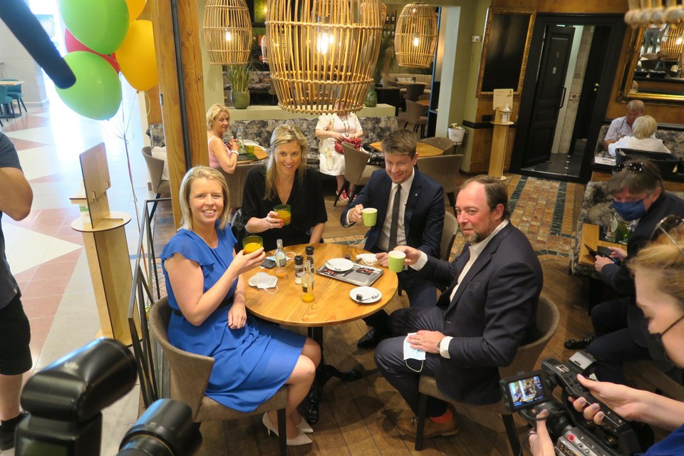 Manager Katrien Geysen in opperbeste stemming bij de glorieuze heropening met ruime persbelangstelling van de ‘levensbelangrijke’ horecazaken in Wijnegem met onder meer minister Annelies Verlinden en horeca-woordvoerder Matthias De Caluwe.