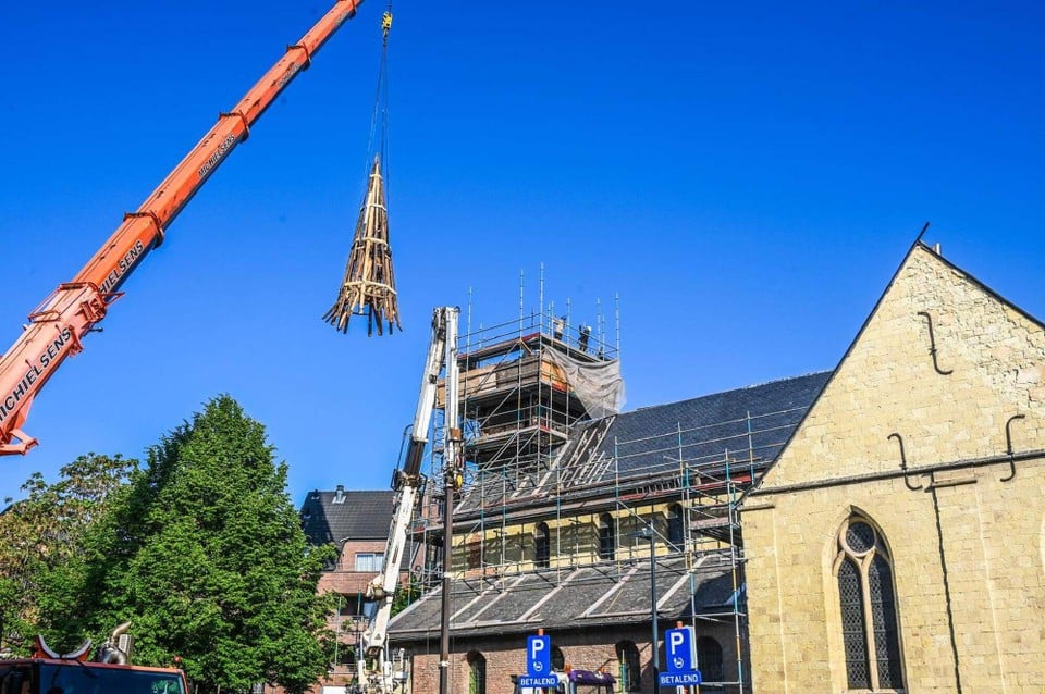 Spectacular scene in Sint-Truiden: Kraan Tilt Spits of Medieval Church (Sint-Truiden)