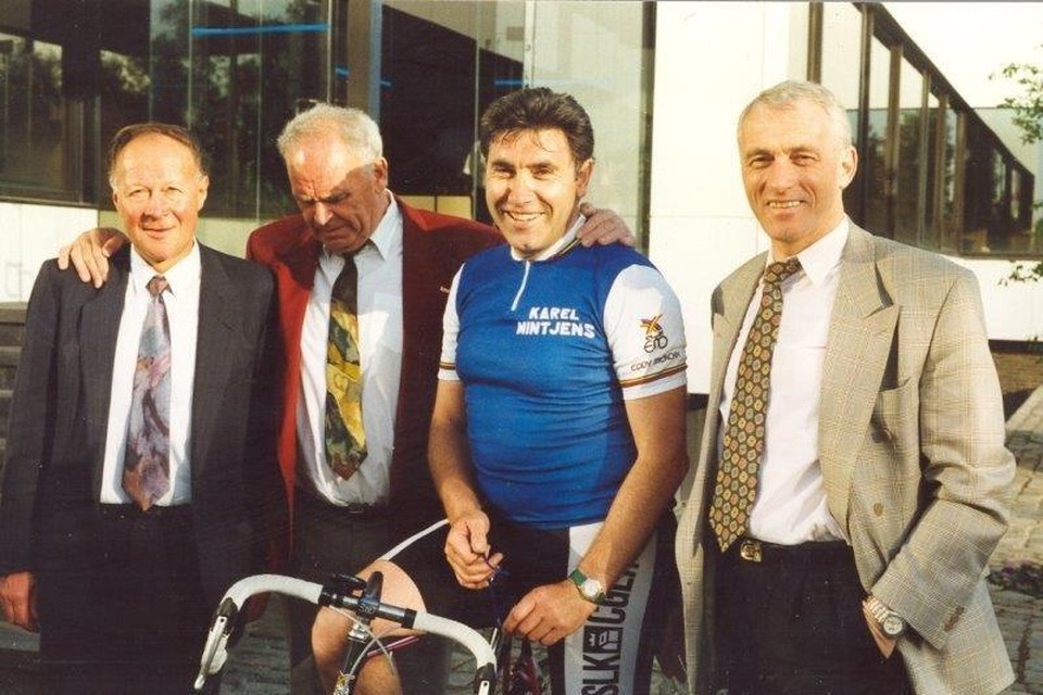 Tania’s vader Karel Mintjens, Rik Van Steenbergen, Eddy Merckx en Paul Van Himst aan de meubelfabrieken Mintjens.