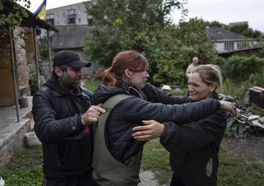 Maria abbraccia i suoi genitori, Marina e Alexander, a Iseum dopo essersi incontrati per la prima volta più di sei mesi dopo l'inizio della guerra. 