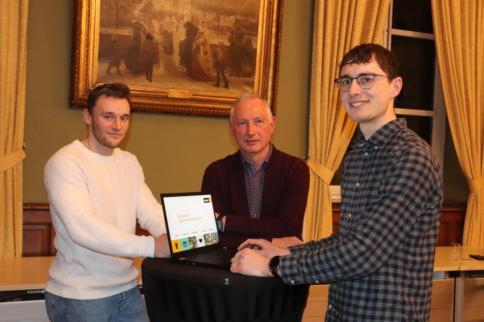 Michiel Clemens van de dienst integrale veiligheid van de stad samen met de preventieadviseurs Jim Verwichte (midden) en Sander Van der Borght.