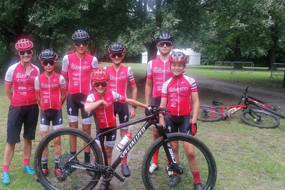 Katrien Geuens (links) en de jeugd van het Bike-Inn team.