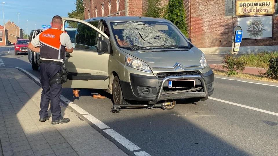 Op de Naamsesteenweg in Sint-Truiden belandde een step onder een auto. 