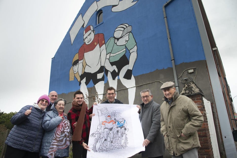 Wietse (met de bruine sjaal) maakt street art voor de Ronde Van Vlaanderen. Hier ziet u hem samen met de bewoners van het huis in de Astridlaan 349.