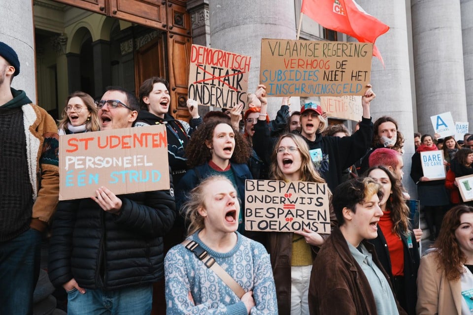 Ook heel wat studenten kwamen op straat.