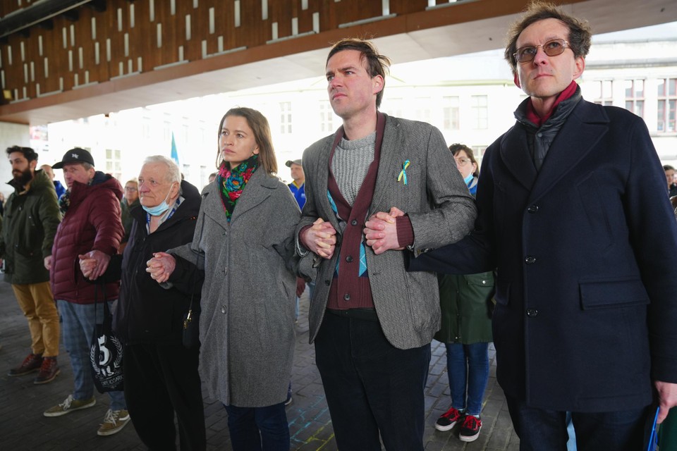 Burgemeester Mathias De Clercq (Open VLD) samen met de Oekraïense Tetiana Shamrai en de Rus Dmitri Krysko  